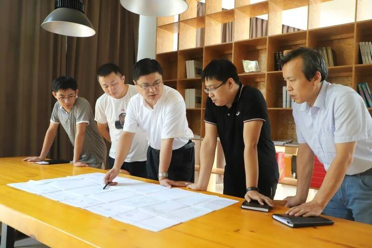 (该矿组织开展技术服务下基层帮扶活动)前不久,该矿综掘一区31120回风